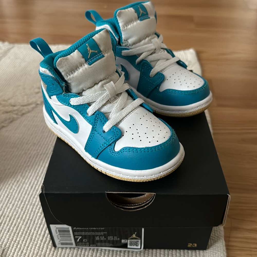Jordan 1 mid Aquatone / celestial gold white 7c
